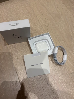 AirPods gen 3 - Säljer ett par AirPods gen 3 med MagSafe-laddningsetui, komplett med originalkartong och laddningskabel. Hörlurarna är helt nya och fungerar helt perfekt med iPhone. Perfekt för trådlös musik och samtal. Inga synliga defekter eller slitage. Fick den som present men är intr i behov av den längre.