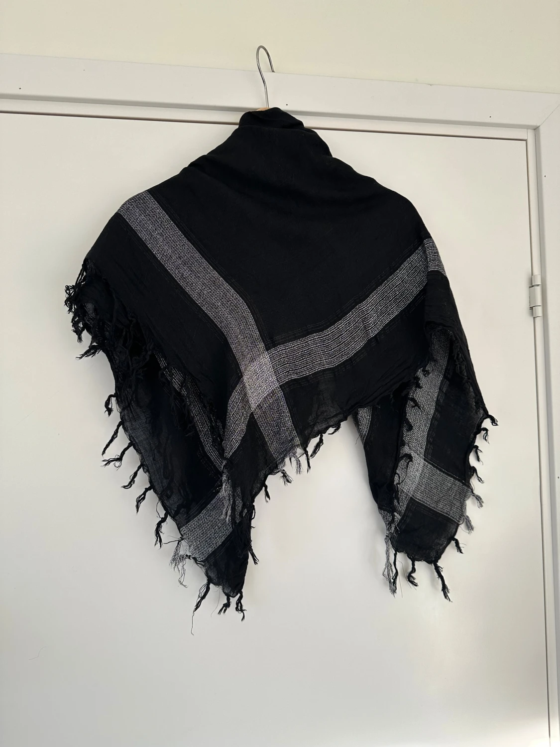 Svart och grå rutig halsduk med fransar - 2