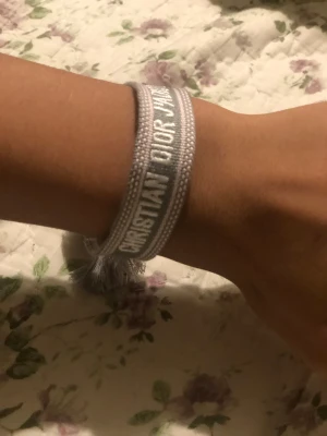 En grå rosa Christian dior j’adior armband - En grå rosa Christian dior j’adior armband ( har aldrig använda )