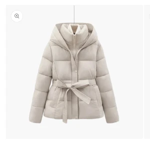 Beige pufferjacka med bälte och huva - Supersnygg vit/beige vinterjacka med knyte. Storlek M men sitter som en S. Perfekt för kyliga dagar❄️ Säljer då den inte passade och det kostade att skicka tillbaka. Jag har även en till exakt likadan som också är tillsalu. (Skulle testa olika färg men råkade köpa samma)😊💗Fler bilder kan skickas vid intresse!