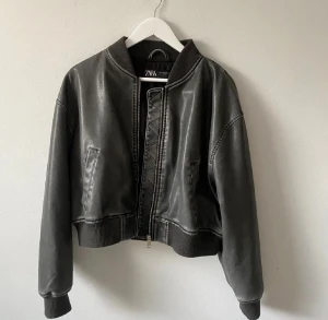 Skinnjacka  - Från Zara, aldrig använd! Nypris runt 800kr