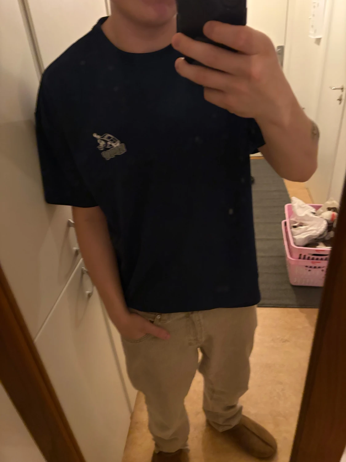 Mörkblå t-shirt med grafiskt tryck - 1