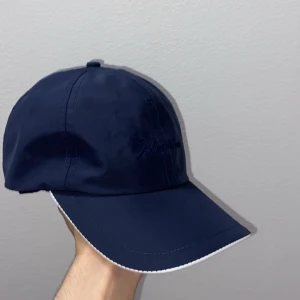 Lénavione keps - Skit snygg LP liknande keps. Det är i silk och är mjuk och lyxig. Aldrig använt. Helt ny! Köptes på nån italiensk klädbutik 