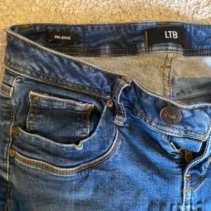 Blå bootcut jeans från LTB Valerie - Snygga blå jeans från LTB, modell Valerie, med klassisk femficksdesign och kontrastsömmar. Jeansen har bootcut-ben och normal passform.