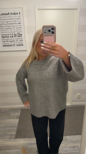 Grå stickad tröja från new yorker - Mysig grå stickad tröja från FB Sister i storlek S. Tröjan har en loose fit med rund halsringning och breda ribbade muddar vid ärmslut och nederkant. Perfekt för lager-på-lager och chill dagar.
