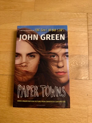 Paper Towns by John Green English - Paper Towns av John Green är en ungdomsbok som blivit film. Den handlar om Quentin och hans fascination för Margo, som plötsligt försvinner och lämnar ledtrådar efter sig. Perfekt för dig som gillar mysterier, vänskap och spännande berättelser om att hitta sig själv.