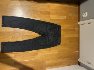 Svarta loose fit jeans Jack & Jones - Säljer ett par svarta jeans från Jack & Jones, modell Loose/Chris. De har en loose passform med raka ben och klassisk femficksdesign. Jeansen är tillverkade i jeansmaterial och har en mörk tvätt som ger en cool vibe.