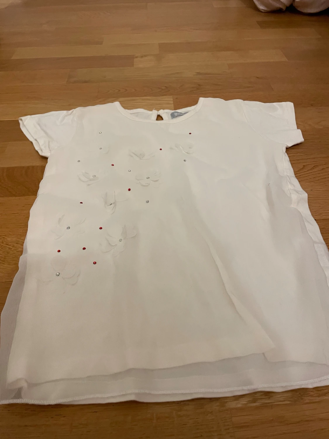 Vit blus med pärlor från Studio 110