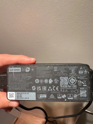 Lenovo 65W nätadapter - Lenovo 65W nätadapter för laptop med EU-kontakt och rektangulär gul kontakt. Fungerar till många Lenovo ThinkPad-modeller. Adapterhöljet har tydliga ytliga repor men är fullt fungerande. Perfekt som reserv eller ersättning.