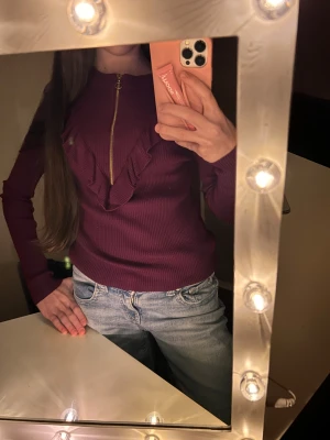 Lilla stickad tröja med volanger  - Säljer en jätte söt lilla stickad tröja med volanger, den är från HM och är i strl S använd inte så mycket.💜😊