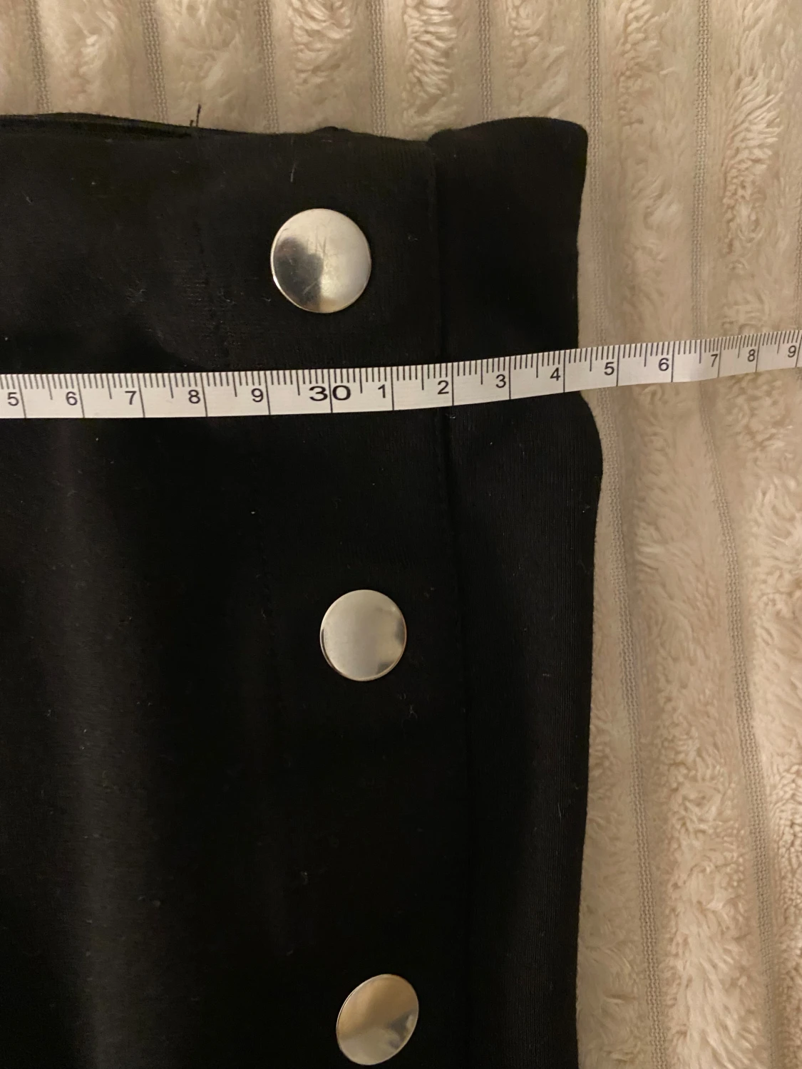 Svart pennkjol med silverknappar - 2