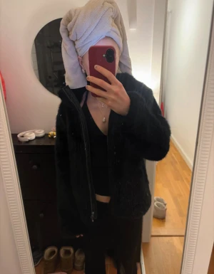 Svart pälsjacka med dragkedja - Säljer en svart pälsjacka med mjuk fuskpäls och hög krage. Jackan har en snygg dragkedja framtill och långärmade ärmar. Perfekt för dig som vill ha en varm och stilren look under höst och vinter. Jackan är normal i passningen och har en enkel, klassisk design. Passar mig som vanligtvis är xs-s och är 164/165cm!!