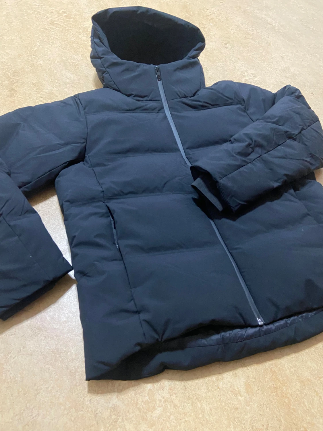 Svart pufferjacka med huva Uniqlo  - 1