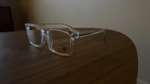 Transparanta glasögon från Chrome Hearts - Säljer ett par stilrena glasögon från Chrome Hearts med transparent båge och rektangulär form. Sidorna har snygga silverdetaljer och logotyp. Perfekta för dig som vill ha en clean och modern look.