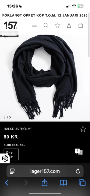 Svart halsduk med fransar från Lager 157 - Svart, lång halsduk med stilrena fransar i ändarna från Lager 157. Mjuk och skön, perfekt att vira flera varv runt halsen. Enkel design som funkar till jackor och håller dig varm under kalla dagar.använt 1 gång