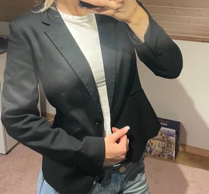 Svart Blazer från hm - Observera att den är väldigt liten i storlek. Passar mig som vanligtvis har s/m