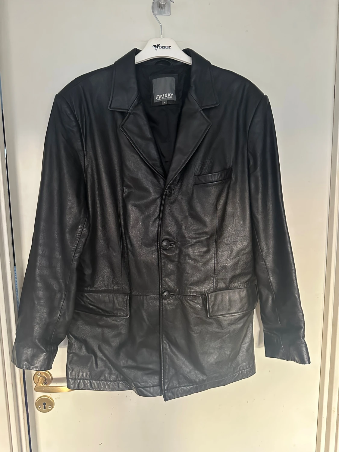 Äkta skinnjacka storlek M från Kappahl.