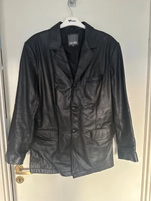 Äkta skinnjacka storlek M från Kappahl. - Snygg skinnkavaj i äkta skinn. Storlek M. Från Kappahl. Använd 2 gånger.