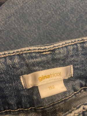 Nya jeans från Gina  - Säljer att par ljus blåa jeans. Har använt fåtal gånger. Ser väldigt konstiga ut på bilderna storlek 152
