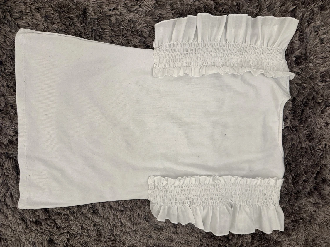 Vit blus med volang från Amisu - 2