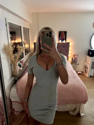 Grå ribbad klänning från H&M - Snygg ljusgrå ribbad klänning från H&M (lappen är bortklippt)i figurnära modell 🎀Superstretchigt material som sitter jättefint och ger en smickrande siluett. Perfekt både till vardags och fest beroende på styling.  - Passar XS - S Skriv privat för fler bilder eller frågor 🫶🏽