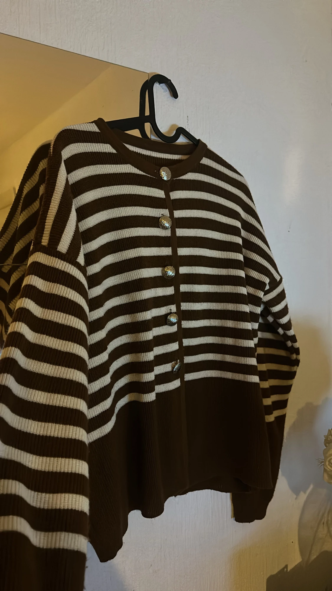 Randig brun kofta med knappar