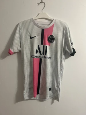 6 Fotbollströjor för 500kr - Psg tröjan i vit ⚪️: storlek 176 Psg tröjan Mbappé i lila 🟣: storlek 176 Italien Landslagströja grön 🟢storlek xs Borussia Dortmund gul 🟡: storlek 176  Psg Mbappé 🔵: Storlek 176 Barcelona Lewandowski 🔵🔴:  storlek S/M