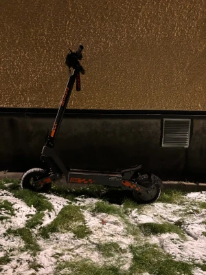 Kukirin G2  - Kukirin G2  el-scooter med digital display, belysning fram och bak, robust däck och sportig design. Endast 112 km körda. Skick: Bra, mindre smuts på däcken men inga synliga skador. Perfekt för pendling och fritid, med flera körlägen och lång räckvidd.