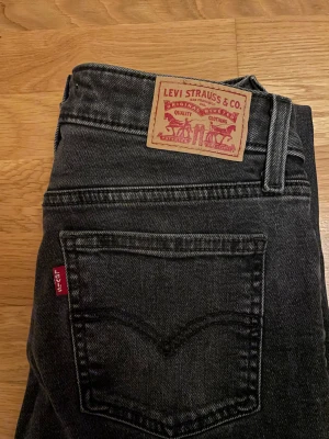 Levi's Superlow Boot svarta jeans - Jättefina bootcut jeans från Levis⭐️ Använda fåtal gånger. Inga hål eller annan slitage😊  Material: 85% Bomull  14% Polyester  1% Elestan