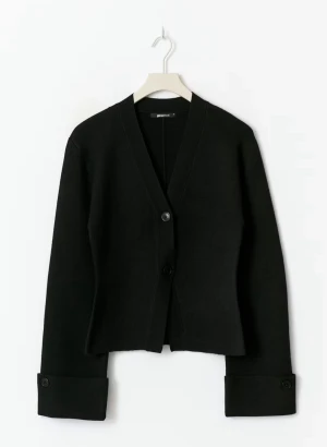 Gina tröja - Säljer denna superfina figursydda svarta tröjan från Gina i storlek XS. Använd 1 gång och säljer  för att jag inte får användning för den❤️Nypris 500kr.