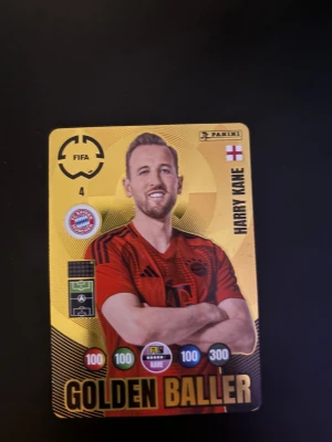 Golden Baller - Samlarbok med Panini Adrenalyn XL FIFA Club World Cup 25 Golden Baller-kort. Kortet visar Harry Kane i Bayern Münchens matchtröja och har maxade stats. Perfekt för dig som älskar fotboll, samlar på trading cards eller vill ha något riktigt unikt i din samling!