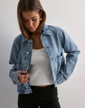 Klassisk ljusblå jeansjacka - Säljer ljusblå jeansjacka i stolek xs, jackan är använd en gång och är köpt från Nelly för 649kr