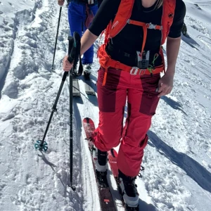 Röda skalbyxor från Norrøna - Säljer ett par röda skalbyxor från Norrøna med mörkröda detaljer. Byxorna har dragkedjor på sidorna, flera fickor med dragkedja och justerbar midja. I GORE-TEX®-tyg. Mycket fint skick men några fläckar som syns på de två sista bilderna. Inget man tänker på!!