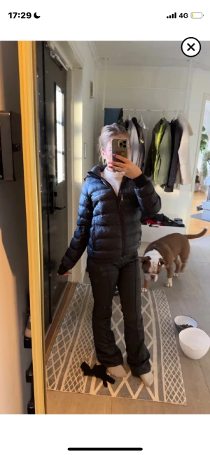 Svart pufferjacka från Peak Performance - Storlek xs , 160 . Superfint skick  ❤️ de är en vinterjacka:)