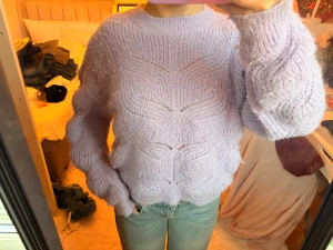 Ljuslila stickad tröja från Pieces - Supermysig ljuslila stickad tröja. Enkel stickad tröja som är i M men skulle säga att den är liten i storleken då jag brukar ha XS/S. Pris kan diskutera och det är bara att skiva om man har några frågor eller funderingar/ mvh Amanda❣️
