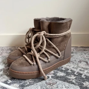 Bruna Inuikii boots Classic - Säljer ett par bruna höga boots från Inuikii i storlek 40. Mindre i storleken, passar mig som vanligtvis bär storlek 39. De är i mycket fint skick, har endast använts en gång utomhus. 