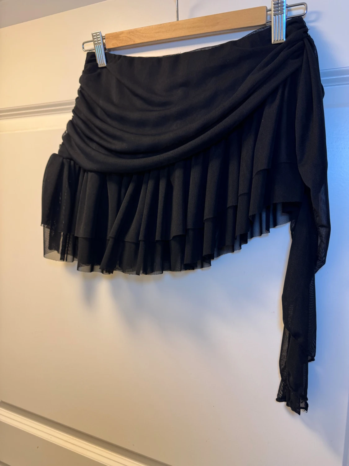 Svart asymmetrisk volangkjol i mesh XS -S - 1