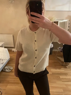 stickad kofta - jättefin stickad kofta från gina, använd några få gånger