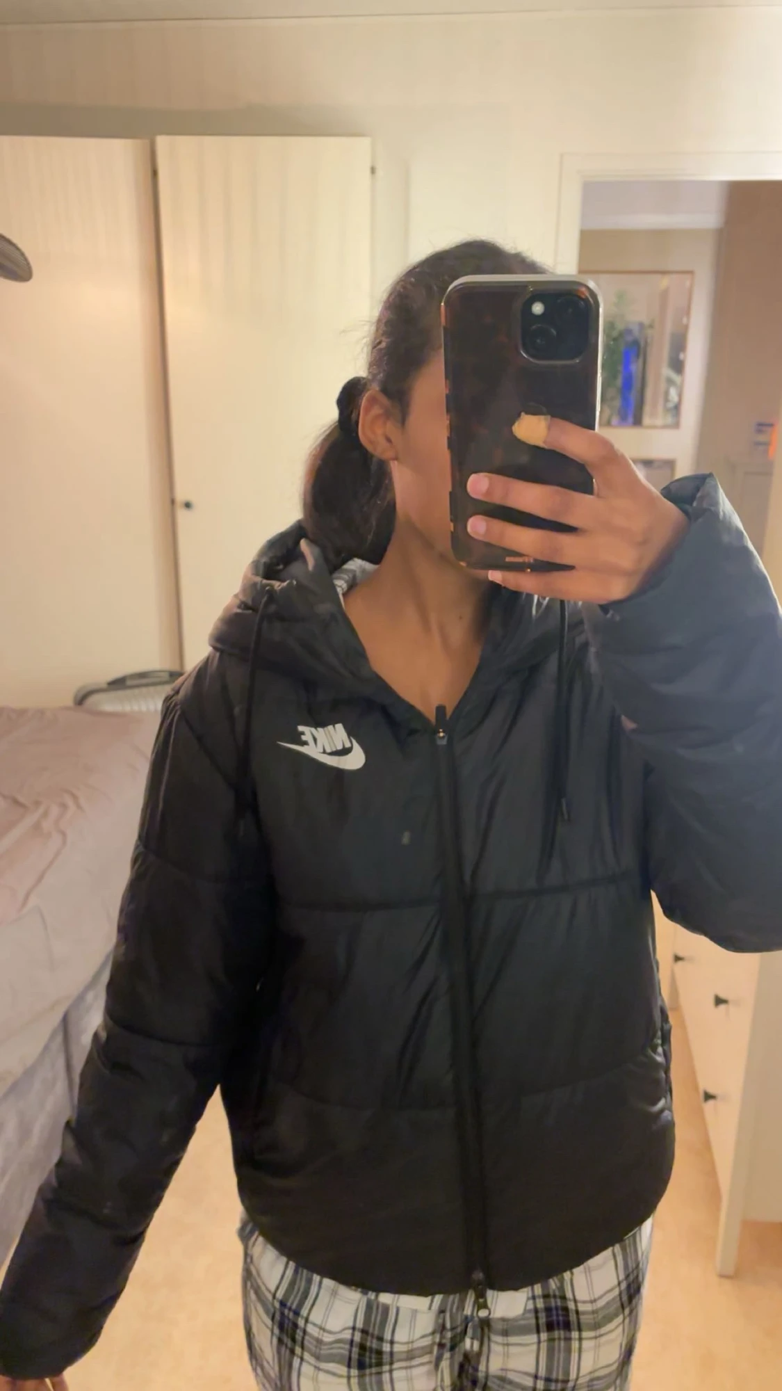 Svart pufferjacka från Nike med huva - 1