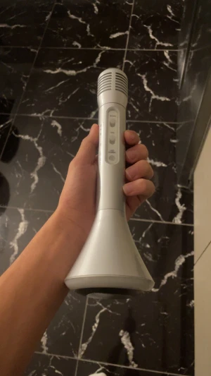  karaokemikrofon, högtalare,LED - Trådlös karaokemikrofon med inbyggd högtalare, LED-belysning, volym- och eko-kontroll. Laddas via micro-USB och har plats för TF-kort. Silverfärgad, är i gott skick. Perfekt för fester och sång, och även bara för fritiden.
