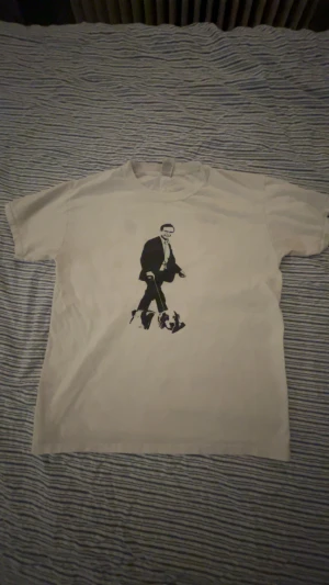 Moderattröja (uffe med hund) - Sprillans ny tröja, köpt från MUF. Dem hade bara en storlek kvar när jag köpte och den var tyvärr för liten så är tvungen att sälja den.