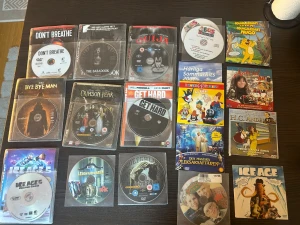 Blandat dvd paket - Ett paket med blandade DVD-filmer och några CD skivor för alla åldrar och smaker. Innehåller filmer som 'Don't Breathe', 'The Babadook', 'Ouija', 'The Bye Bye Man', 'Crimson Peak', 'Get Hard', 'Ice Age', 'Lejonkungen', 'Defoe', 'Busungarna', 'Härliga Sommarhits 2007', 'Astrid Lindgrens Jul', 'H.C. Andersen', 'Den Magiska Leksaksaffären' och 'Bingo och Ringo'.  OBS! Då jag inte kollat igenom dessa skivor kan det finnas defekta skivor, medans vissa skivor inte har en enda skråma på sig