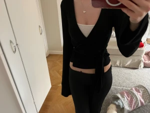 Kofta - Kofta från gina tricot, säljer då den aldrig kommit till andvänding. Pris går att diskutera.  