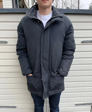 Woolrich vinterjacka - Tja! Säljer nu denna sjukt feta vinterjacka från woolrich. Skick 8/10 riktigt bra med små tecken på användning. Nypris ligger runt 7000kr men säljs nu för 1399kr. Hör gärna av er vid minsta lilla fundering.