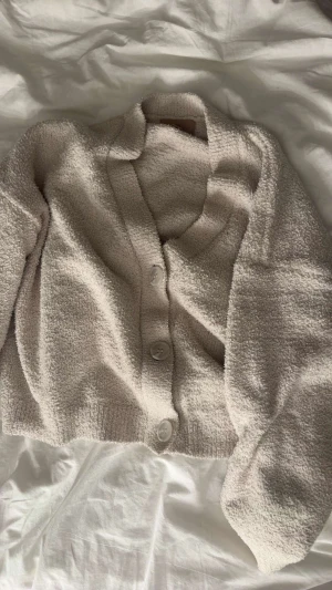 Stickad kofta från hm - Säljer en stickad krämvit kofta från Hm