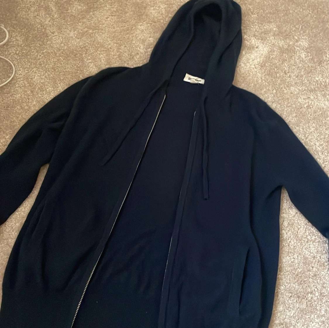 Mörkblå hoodie i kashmir från Soft Goat Storlek xs men sitter som S - 2