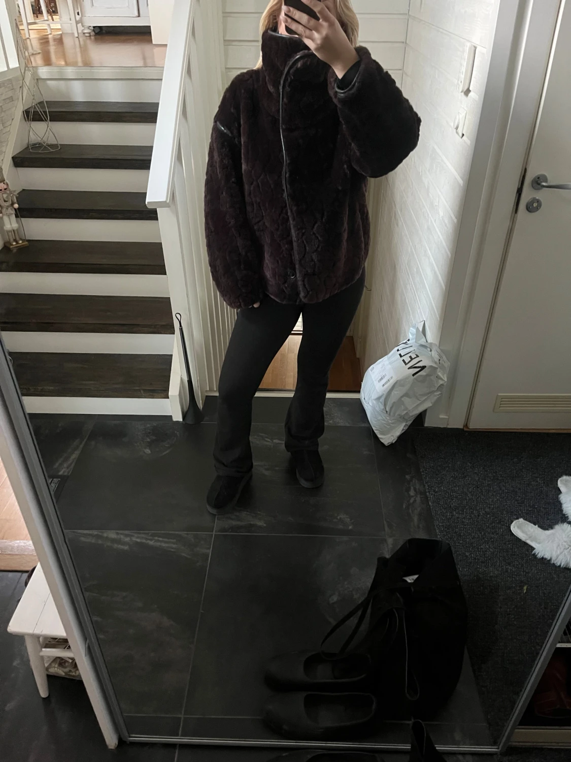 Mörkbrun pälsjacka med hög krage - 1