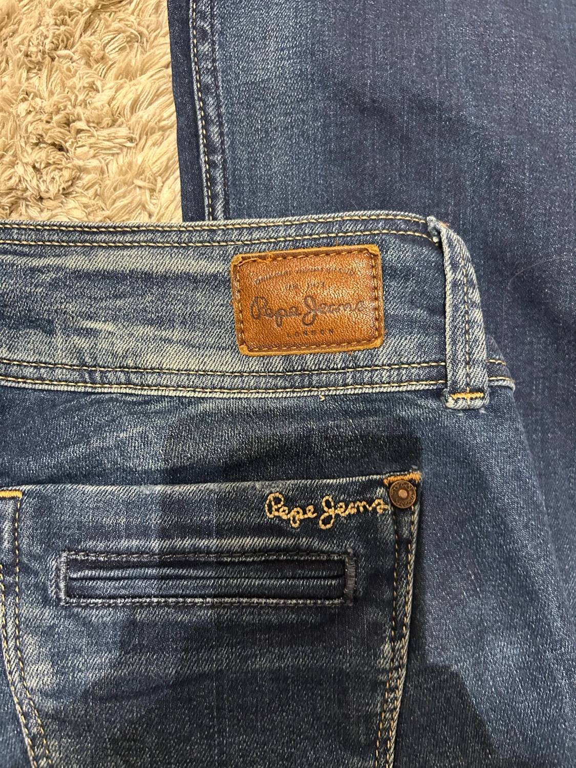 Lågmidjade utsvängda jeans - 4