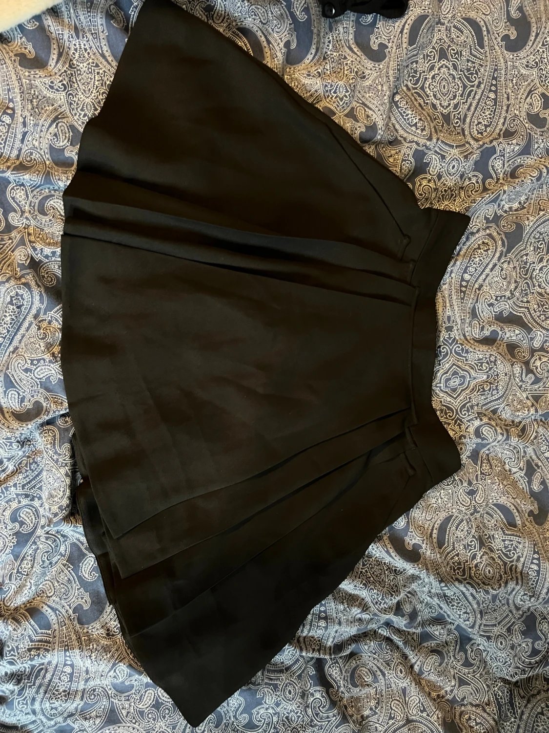 Svart kortkjol från Whyred, strl 34, med två fickor för fram - 2