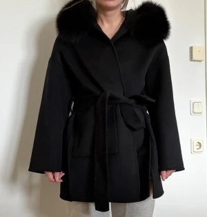 Svart kappa  - Svart fin lyxig kappa från bellojackets. Strl xxs men passar upp till S. Jag är en xxs/xs. Nypris 2700kr 